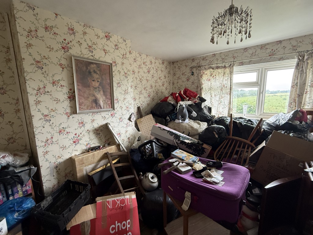 Lot: 132 - RURAL SEMI-DETACHED HOUSE IN NEED OF COMPLETE REFURBISHMENT - Living Room